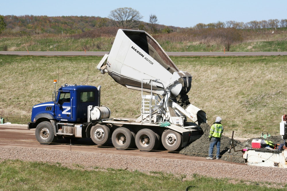 An application scenario or product detail of agitator truck - Image 15