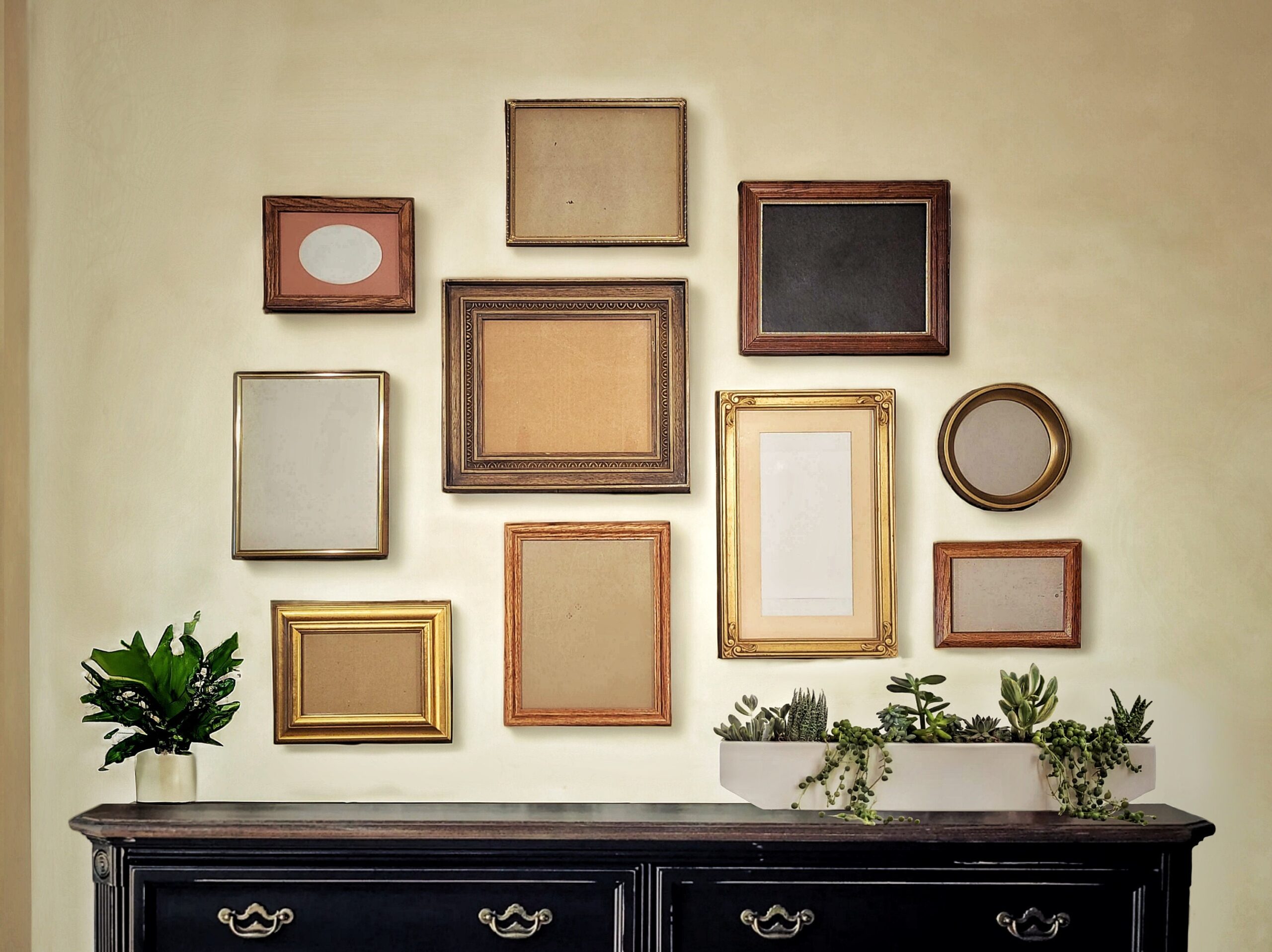An application scenario or product detail of antique gold frame on wall 24x36 - Image 15