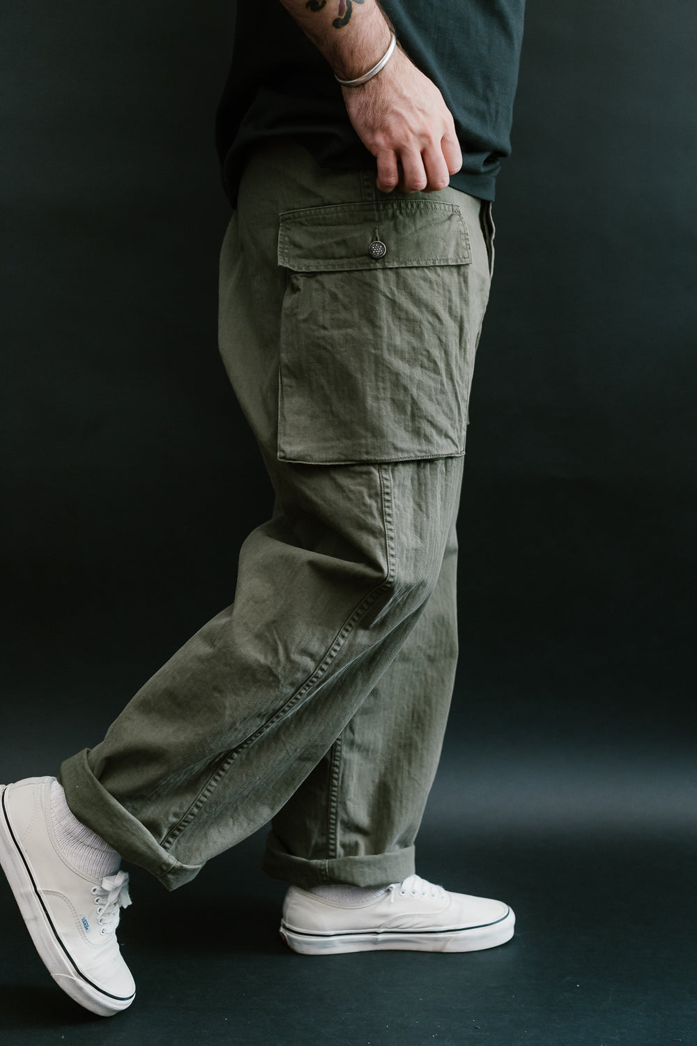An application scenario or product detail of army green cargo pants - Image 6