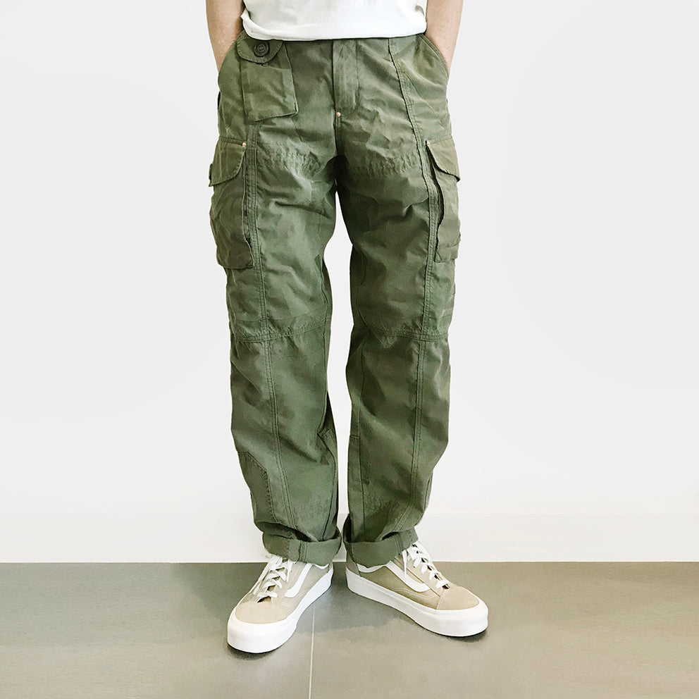 An application scenario or product detail of army green cargo pants - Image 8