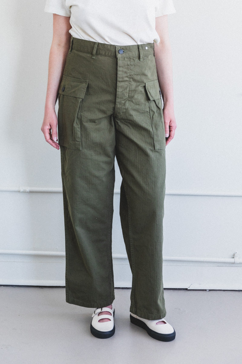 An application scenario or product detail of army green cargo pants - Image 11