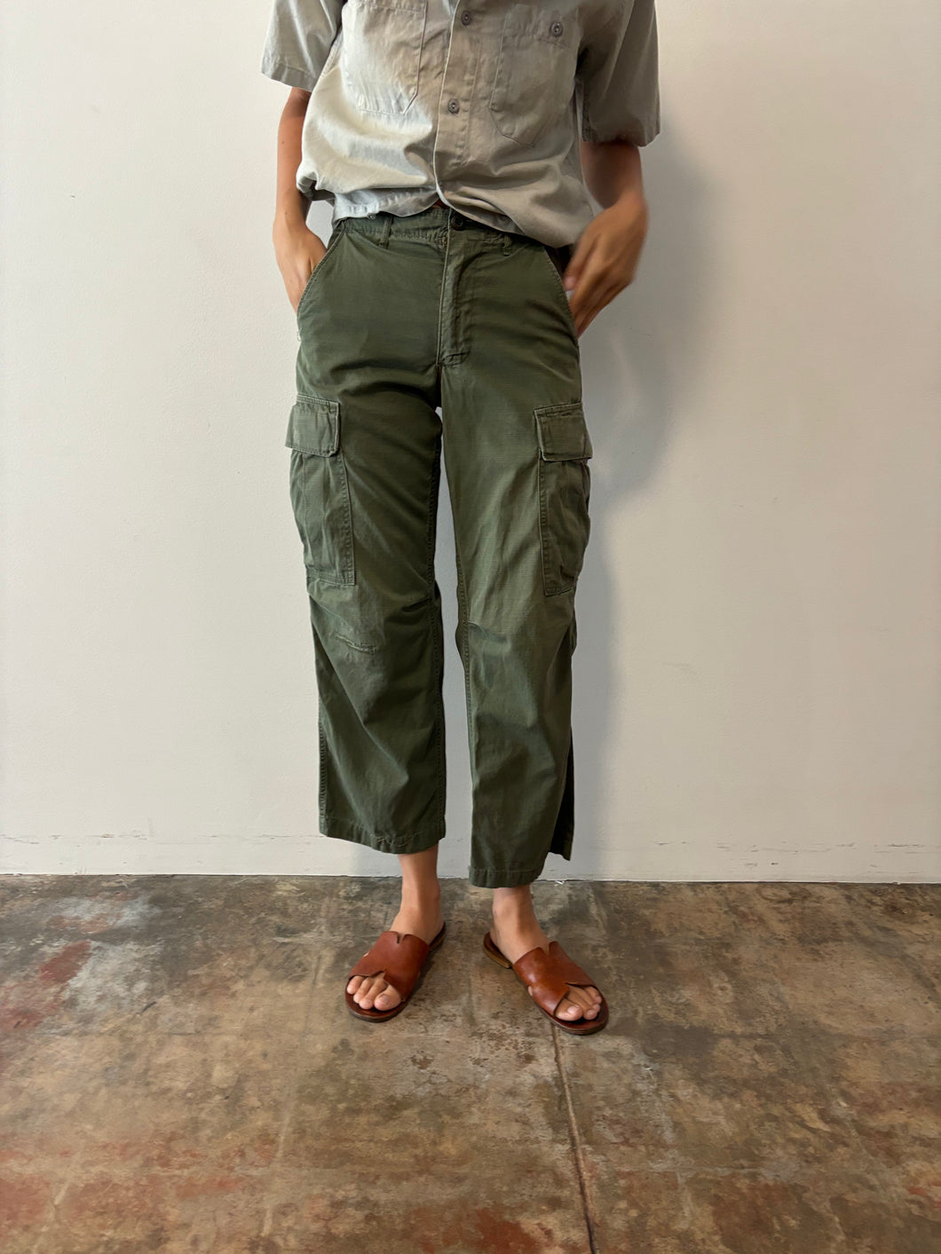 An application scenario or product detail of army green cargo pants - Image 14