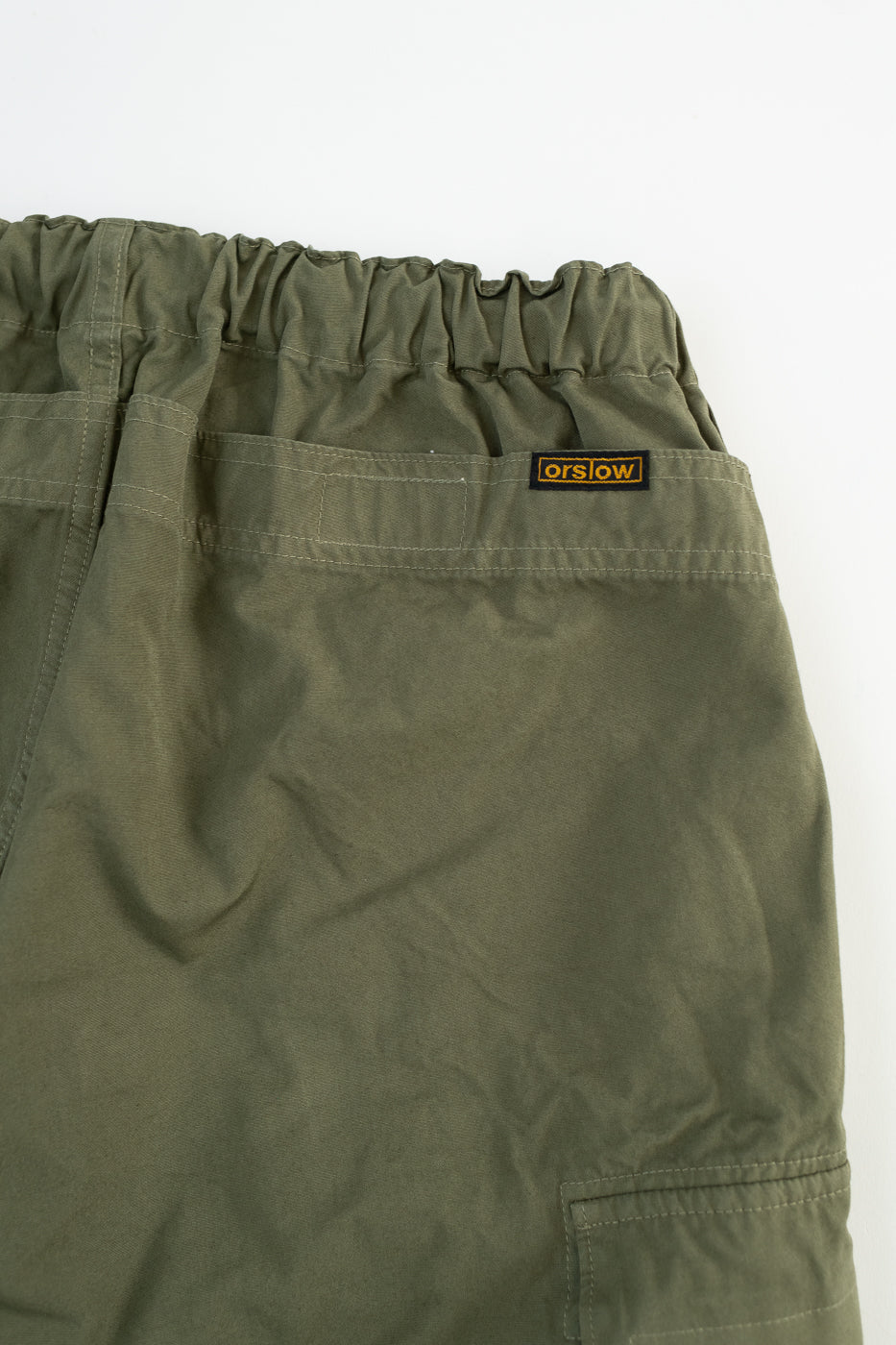 An application scenario or product detail of army green cargo pants - Image 18
