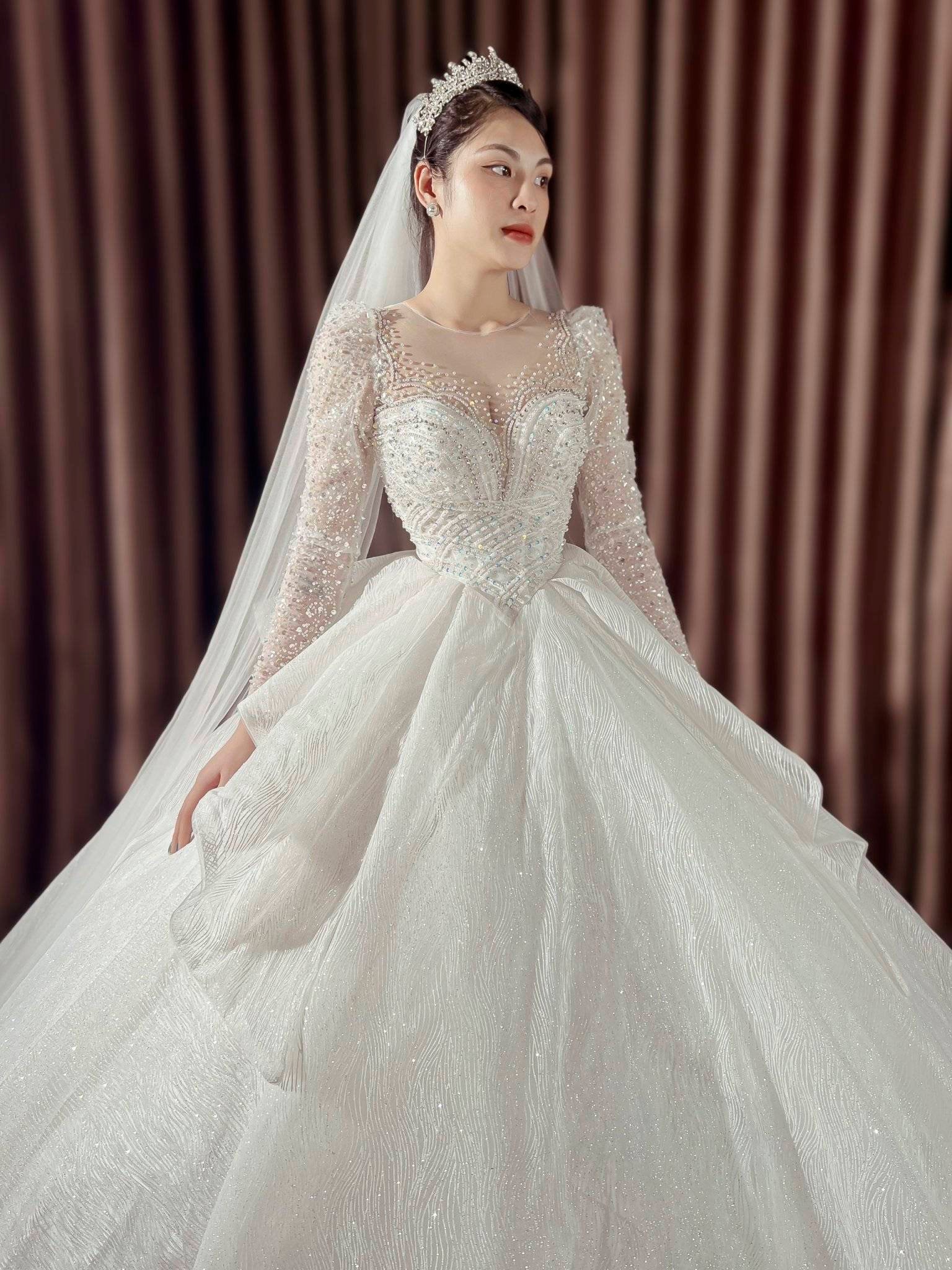 An application scenario or product detail of asian wedding gown white big - Image 4