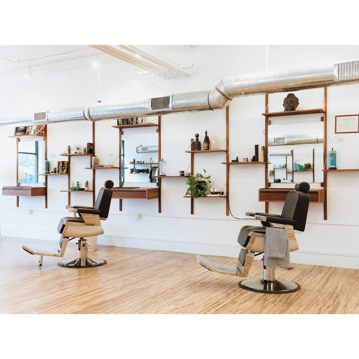 An application scenario or product detail of barbershop chairs - Image 13
