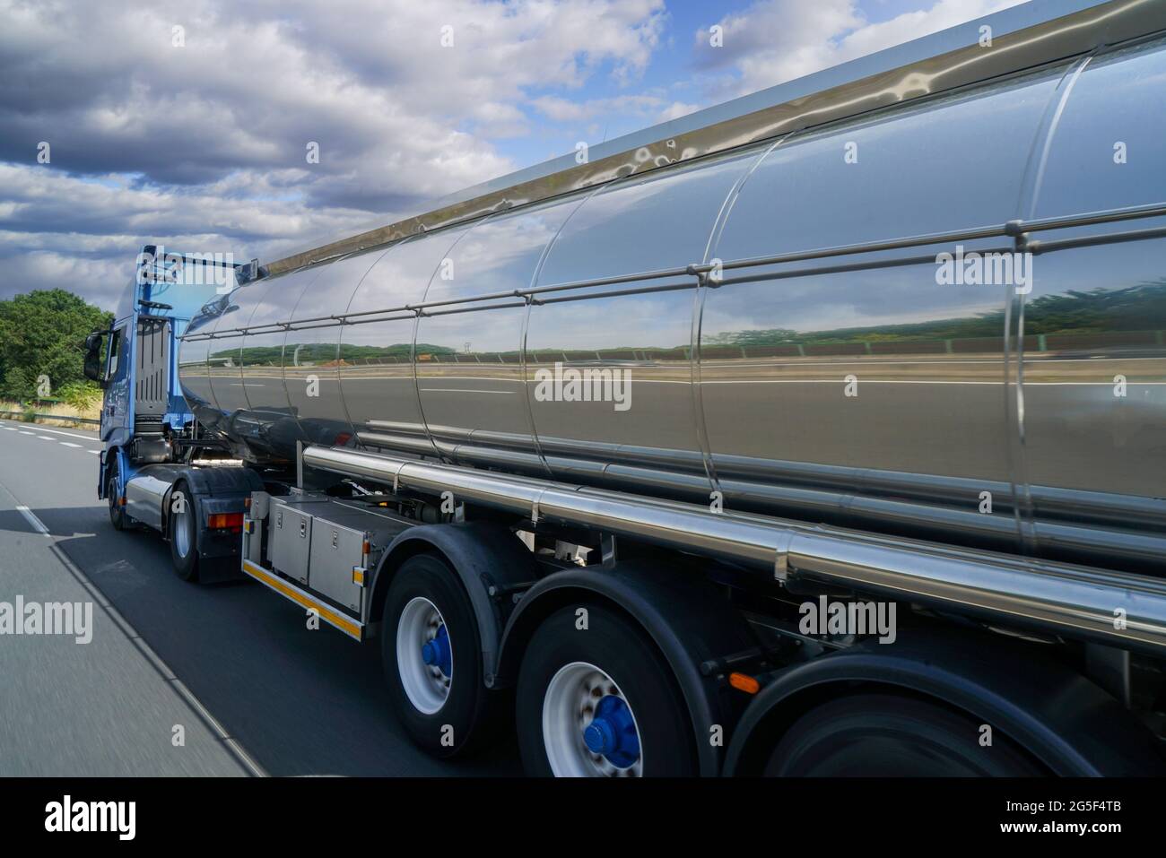 An application scenario or product detail of barrel truck - Image 17