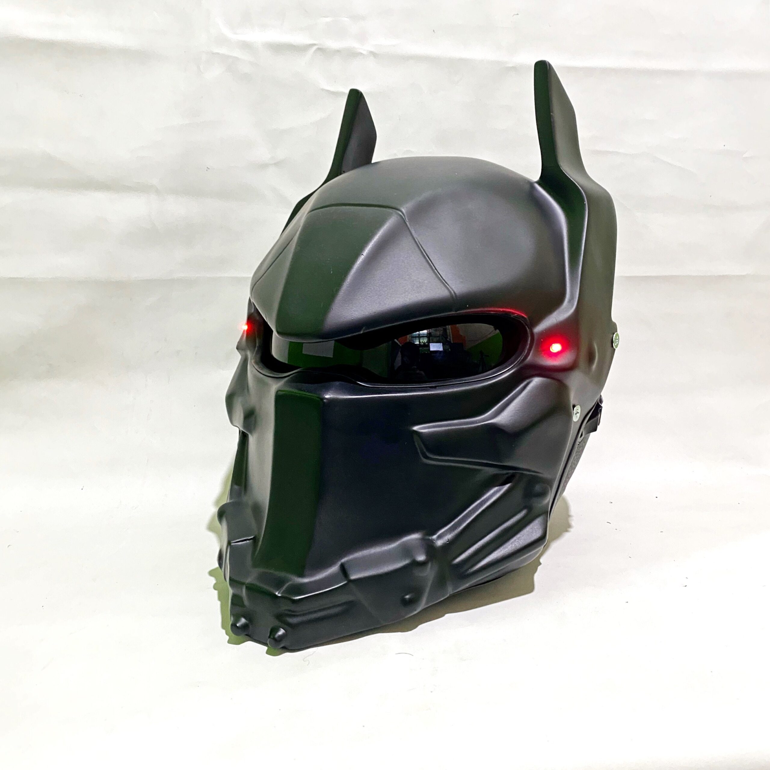 An application scenario or product detail of batman motorcycle helmet - Image 10