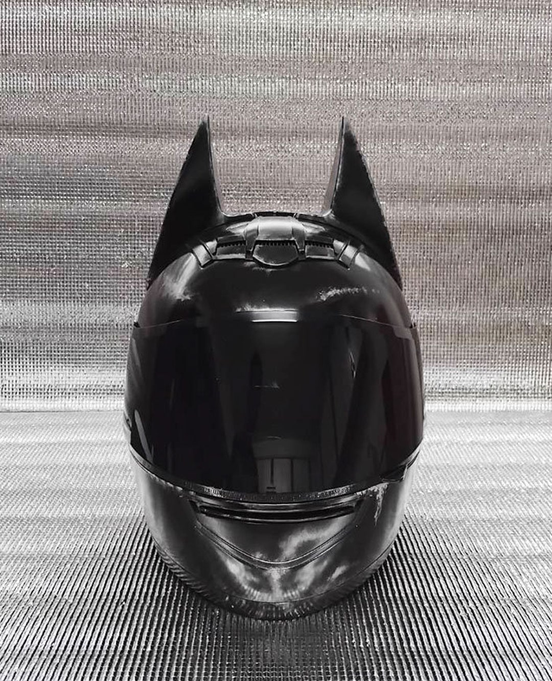 An application scenario or product detail of batman motorcycle helmet - Image 14