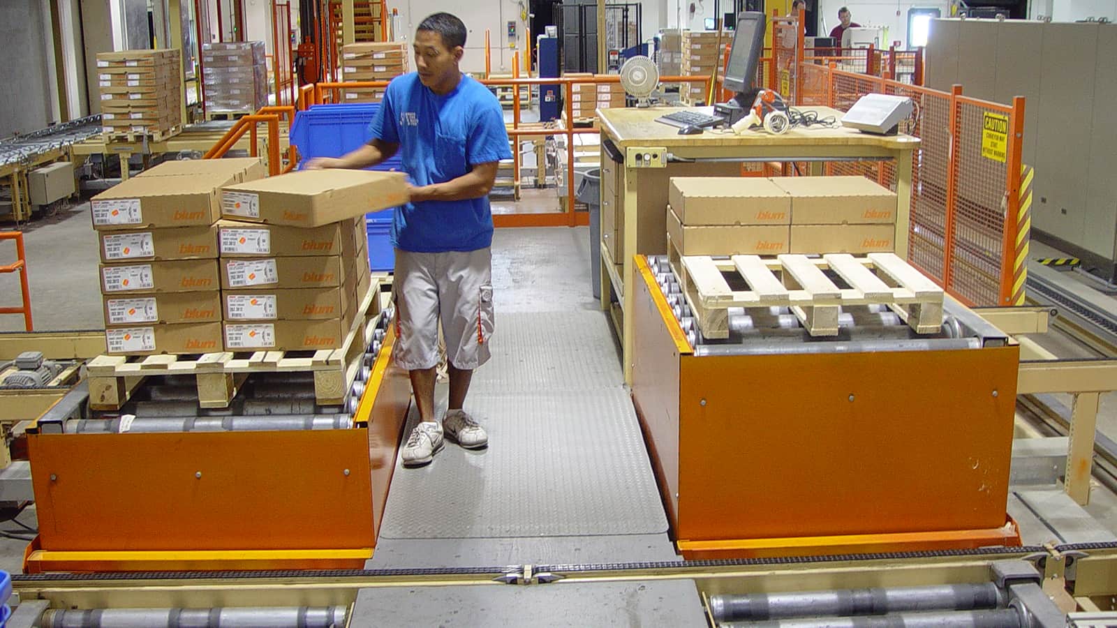 An application scenario or product detail of case conveyors - Image 19