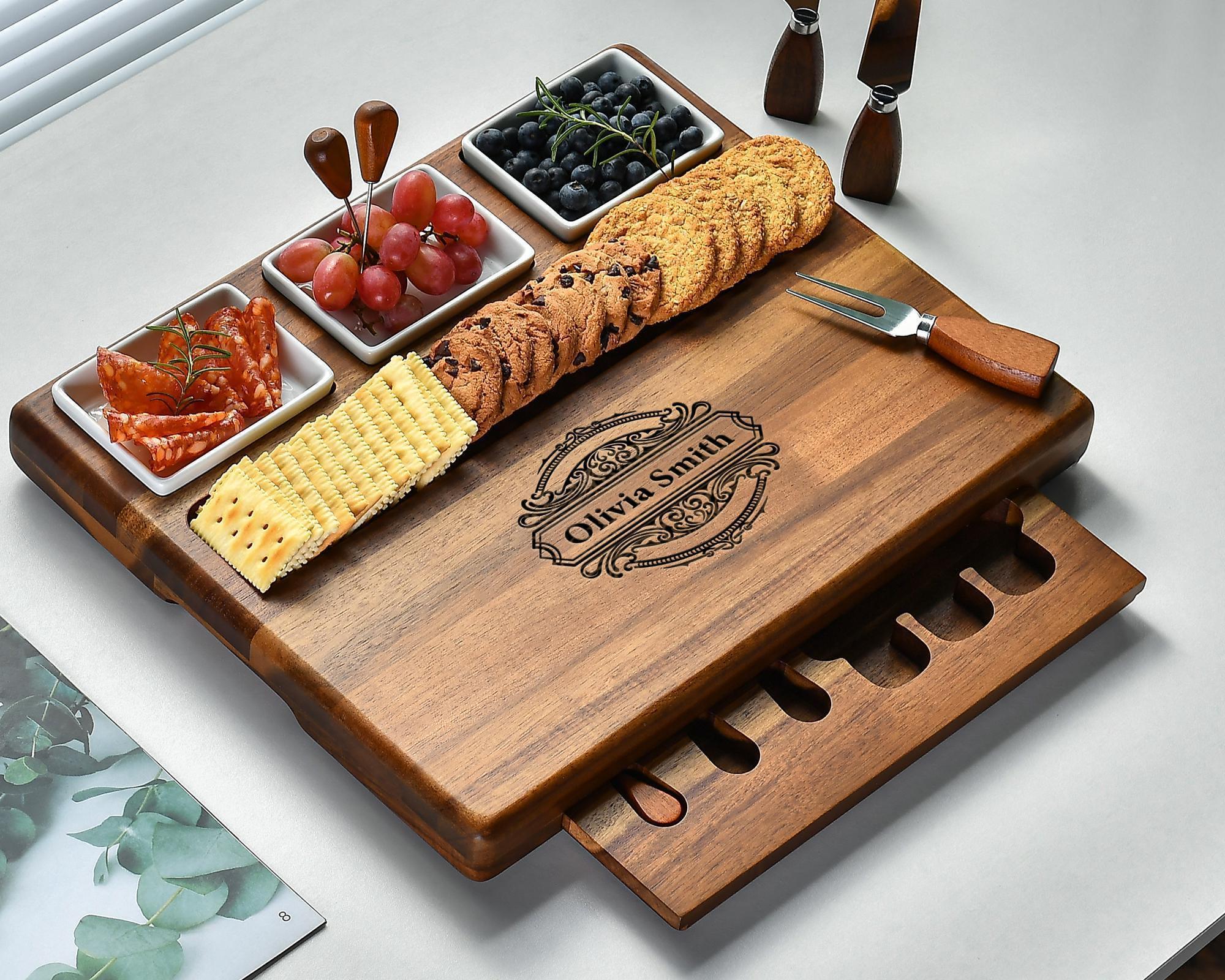 An application scenario or product detail of charcuterie board with lid - Image 16