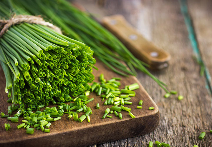 Featured image for the chives substitute guide
