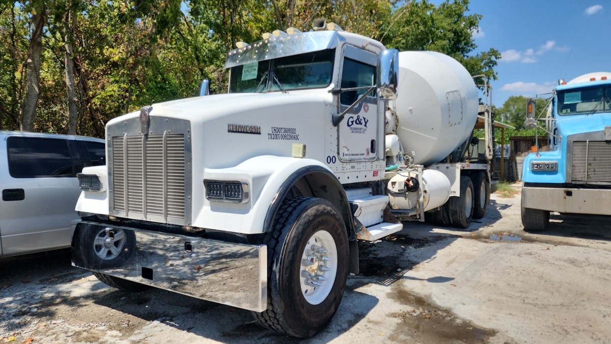 An application scenario or product detail of concrete mixer truck for sale - Image 1