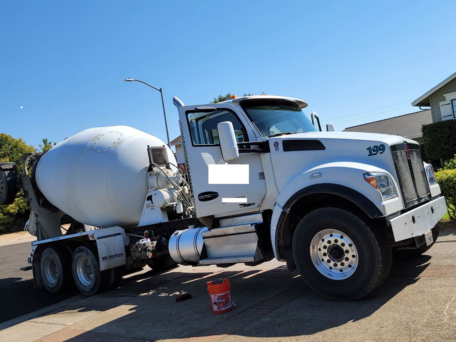 An application scenario or product detail of concrete mixer truck for sale - Image 10