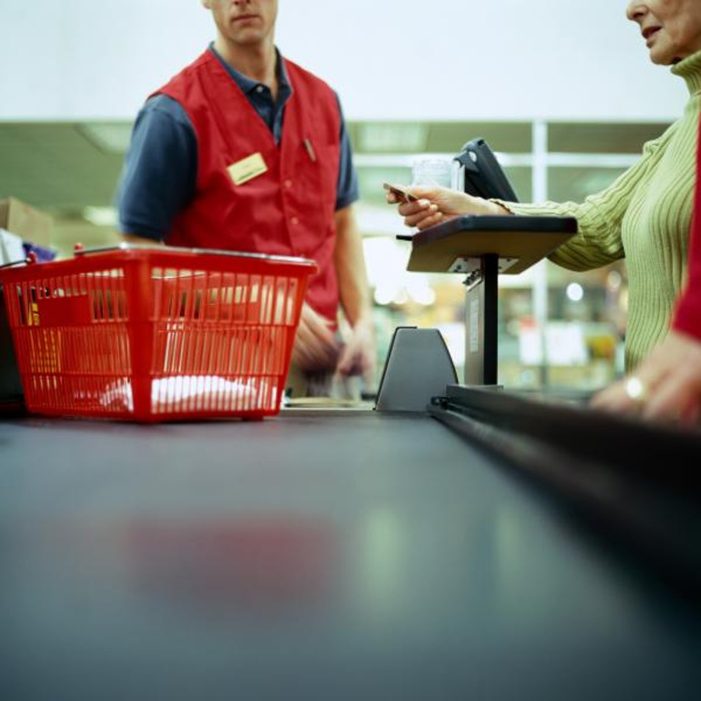 An application scenario or product detail of conveyor at the store - Image 8