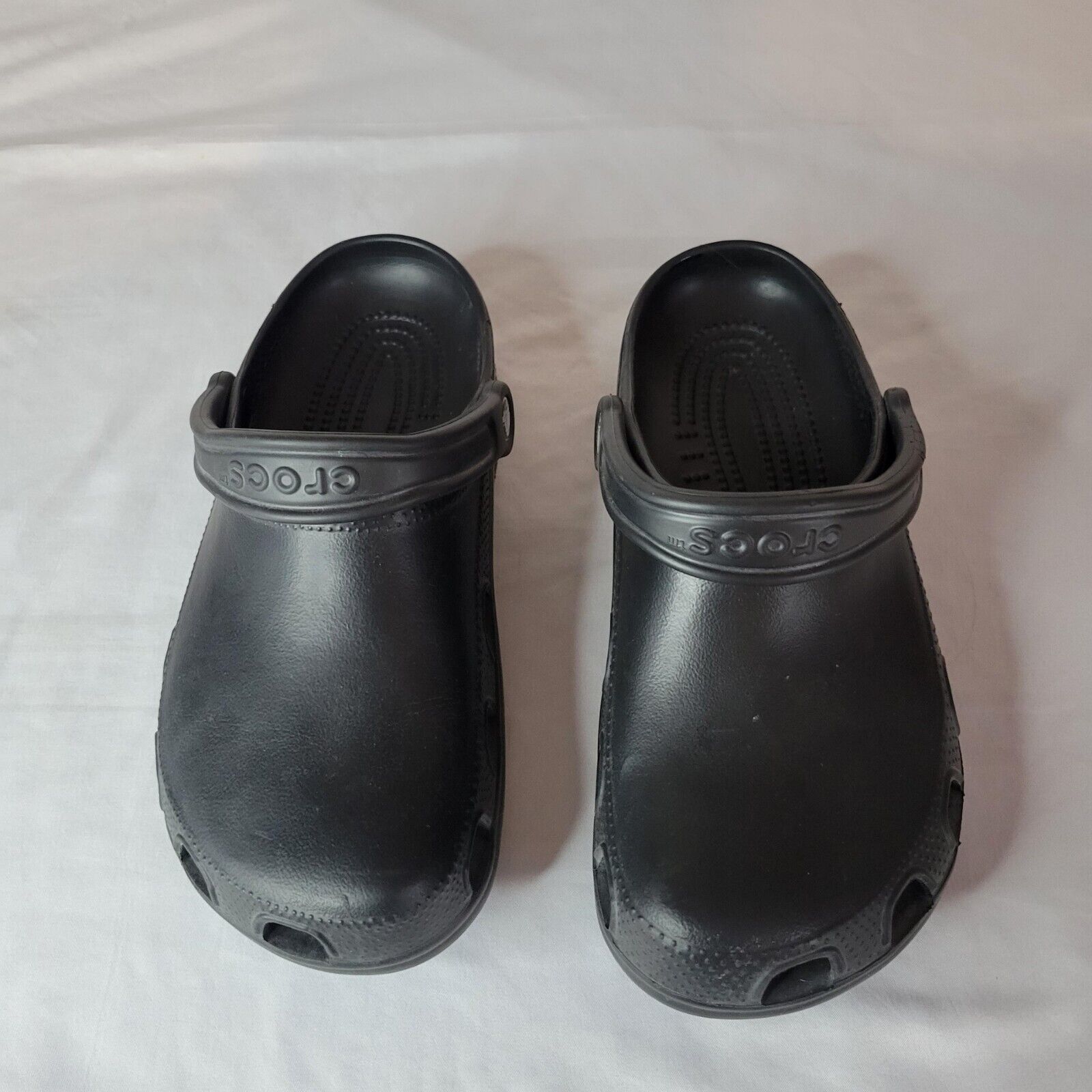 An application scenario or product detail of crocs no holes - Image 7
