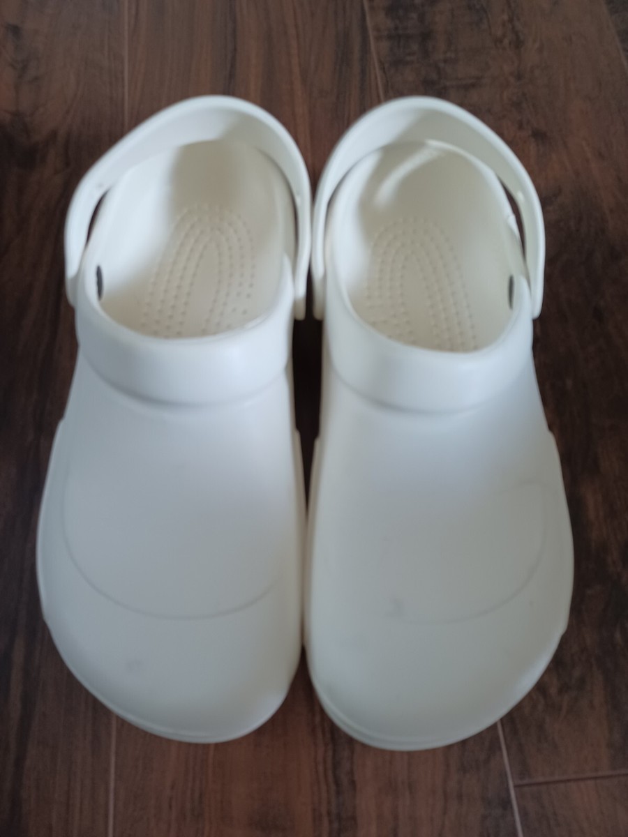 An application scenario or product detail of crocs no holes - Image 12