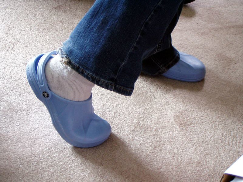 An application scenario or product detail of crocs no holes - Image 19