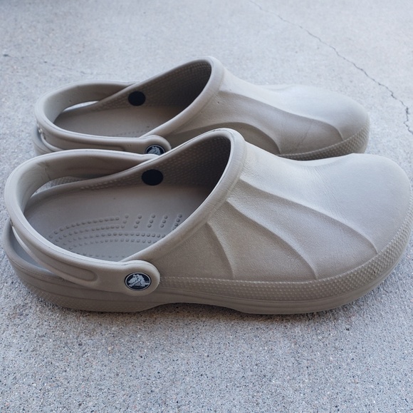 An application scenario or product detail of crocs no holes - Image 21