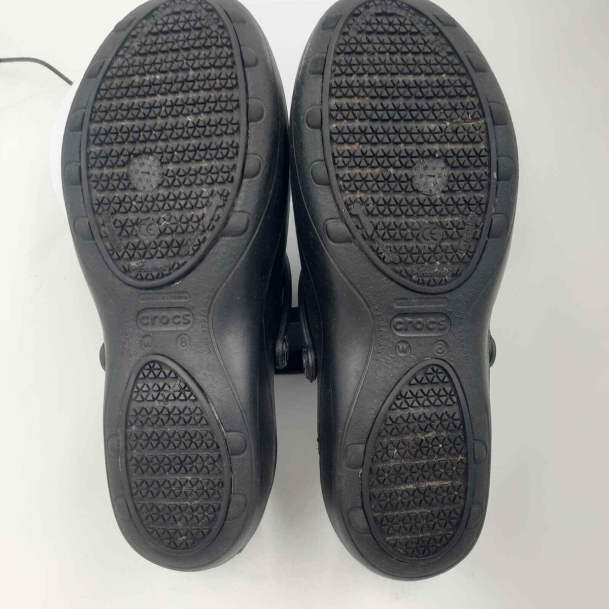 An application scenario or product detail of crocs no holes - Image 23