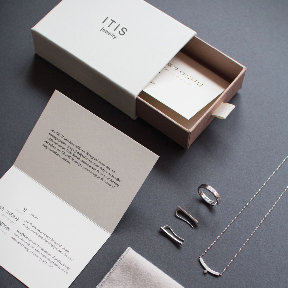 An application scenario or product detail of custom jewelry boxes - Image 19