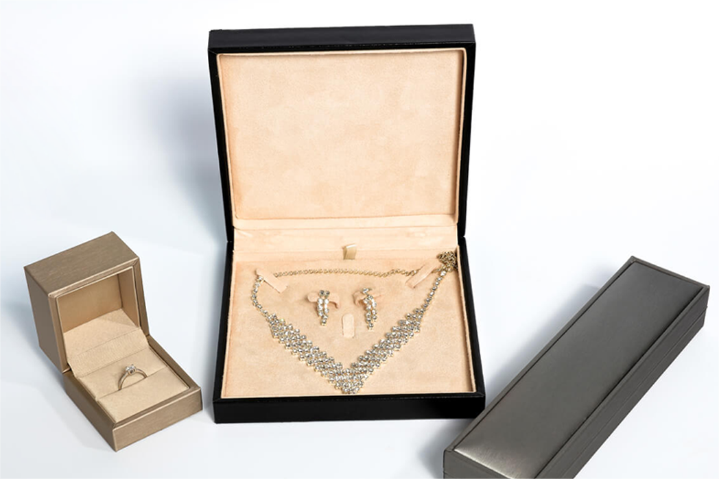 Featured image for the custom jewelry boxes guide