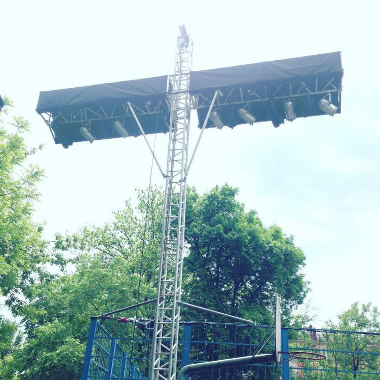 An application scenario or product detail of dj projection screen on truss with projector - Image 4