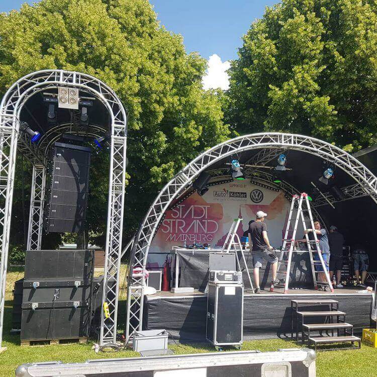 An application scenario or product detail of dj projection screen on truss with projector - Image 9