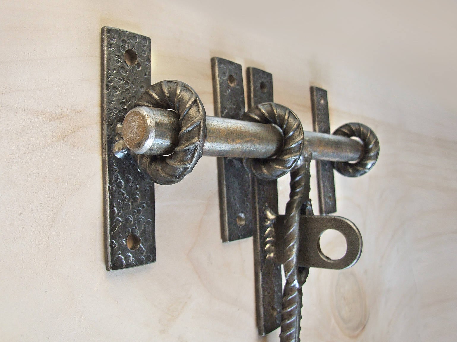 An application scenario or product detail of door metal latch - Image 2