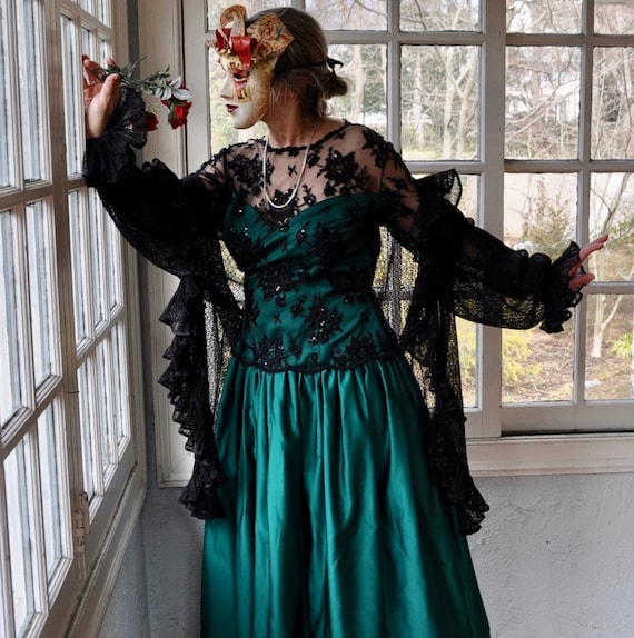 An application scenario or product detail of emerald green and black lace - Image 3