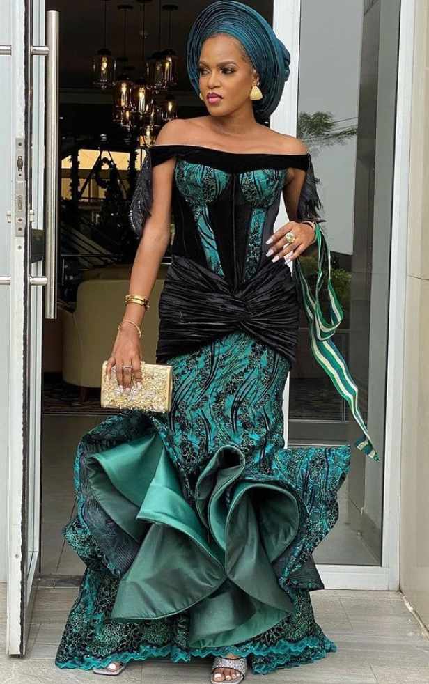 An application scenario or product detail of emerald green and black lace - Image 11