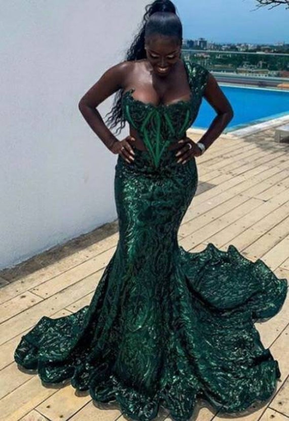 An application scenario or product detail of emerald green and black lace off the shoulder - Image 4