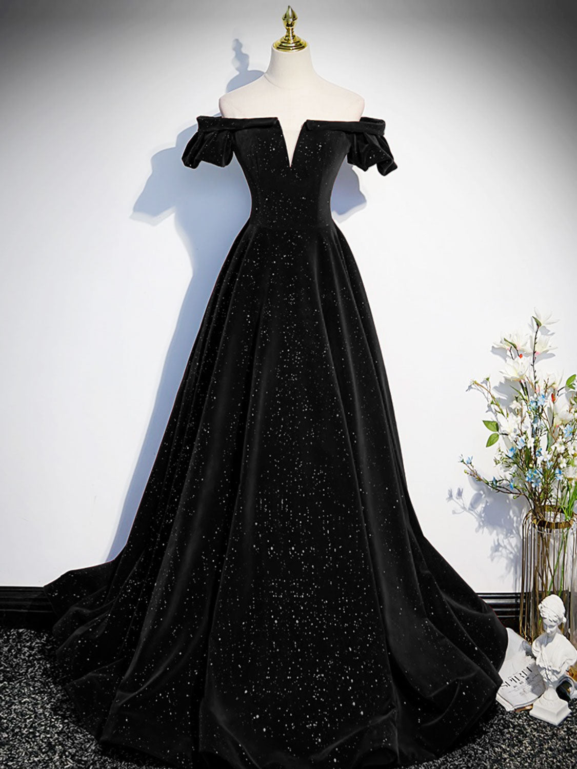An application scenario or product detail of emerald green and black lace off the shoulder - Image 17