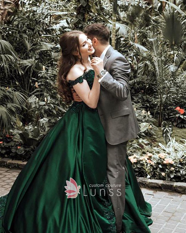 An application scenario or product detail of emerald green and black lace off the shoulder - Image 20