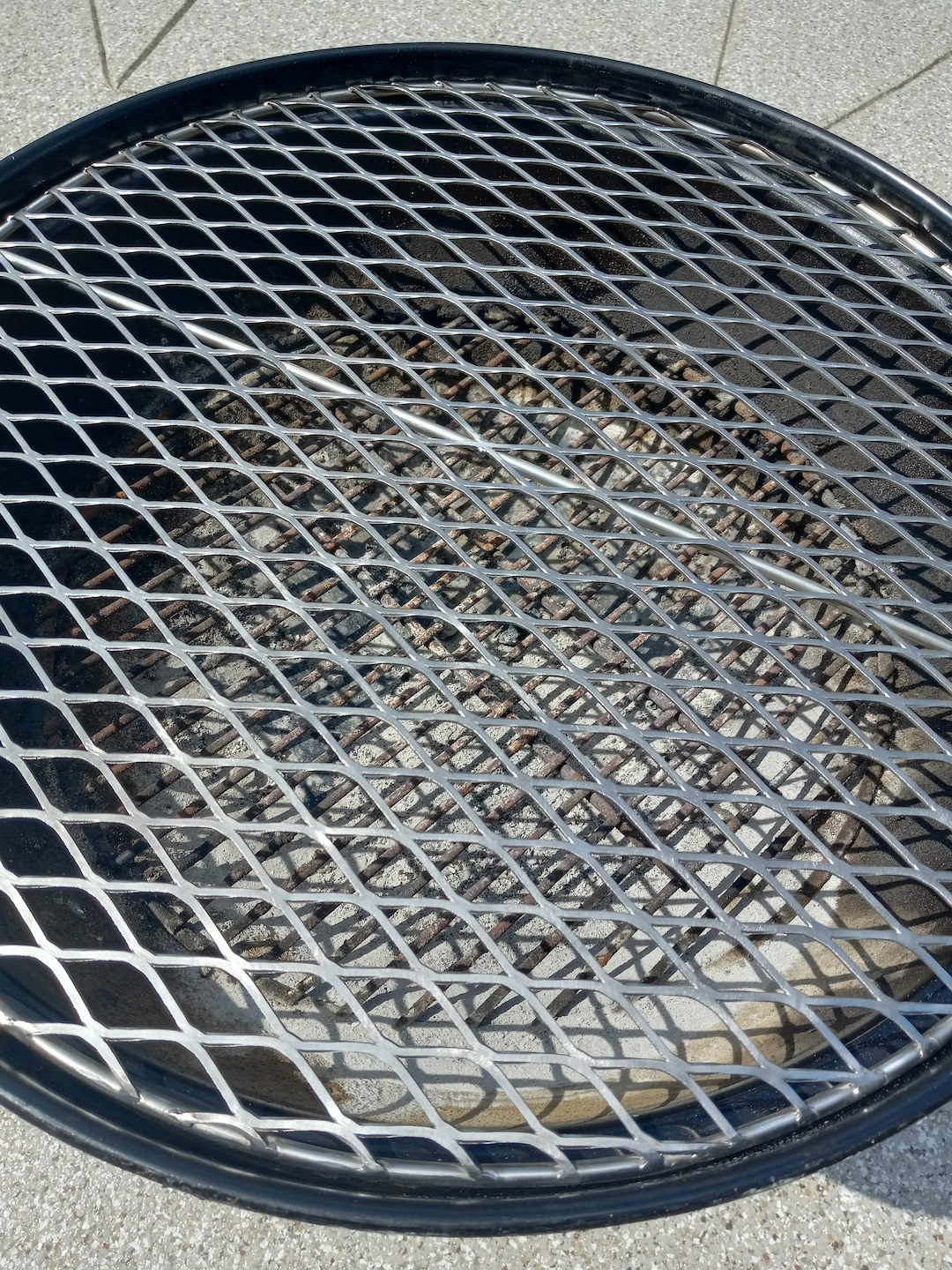 An application scenario or product detail of expanded metal for bbq grill - Image 17