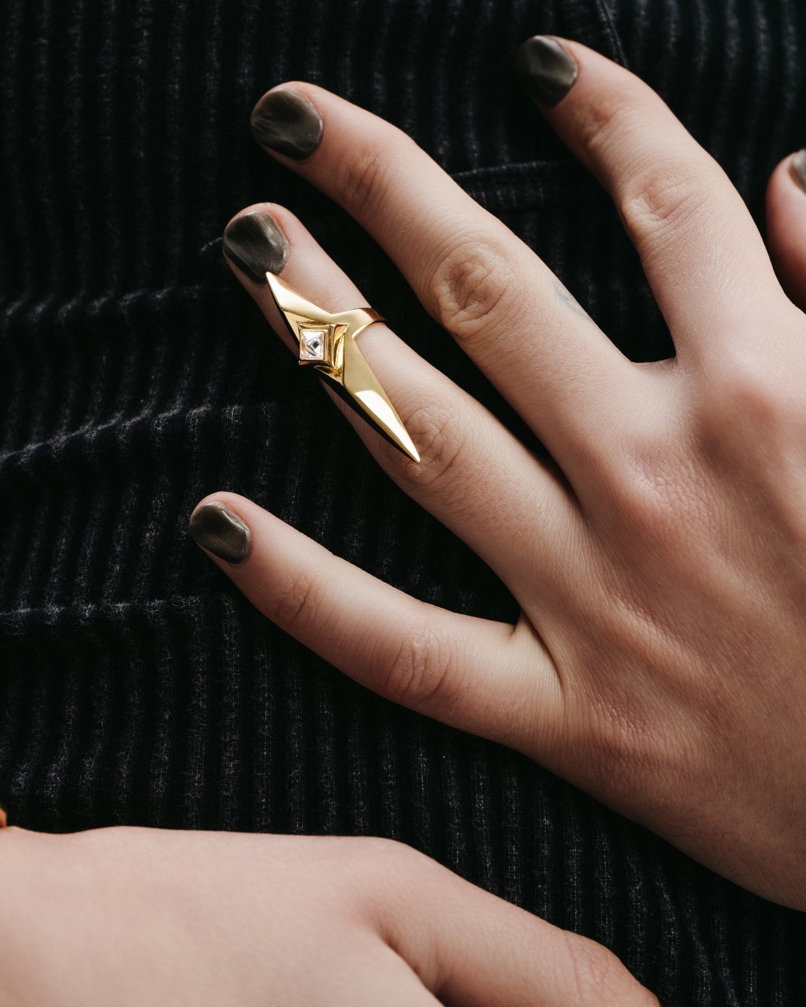 An application scenario or product detail of fingernail rings - Image 10