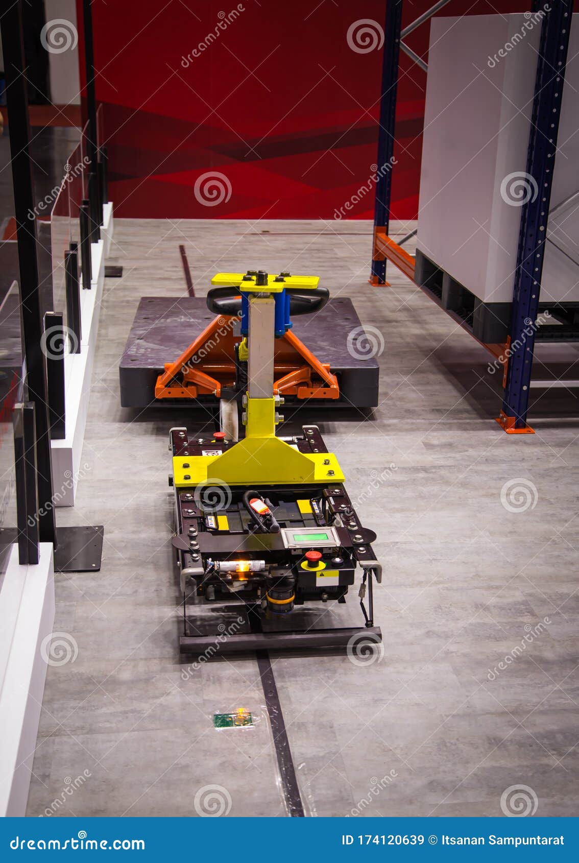 An application scenario or product detail of forked agv - Image 12