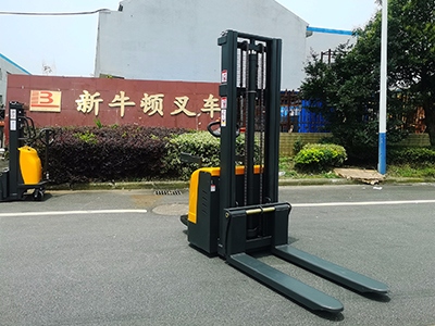 Featured image for the forklift outriggers guide