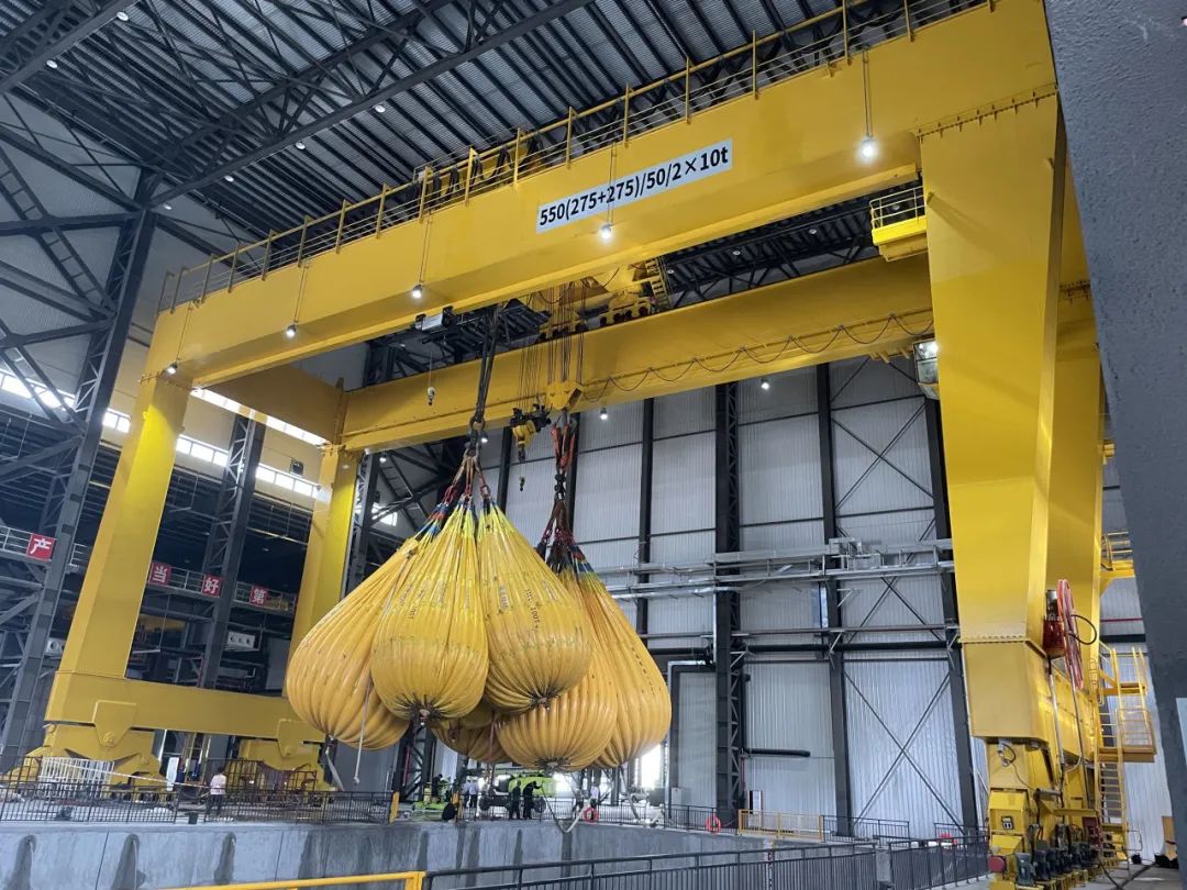 关于 gantry crane 的说明性图片