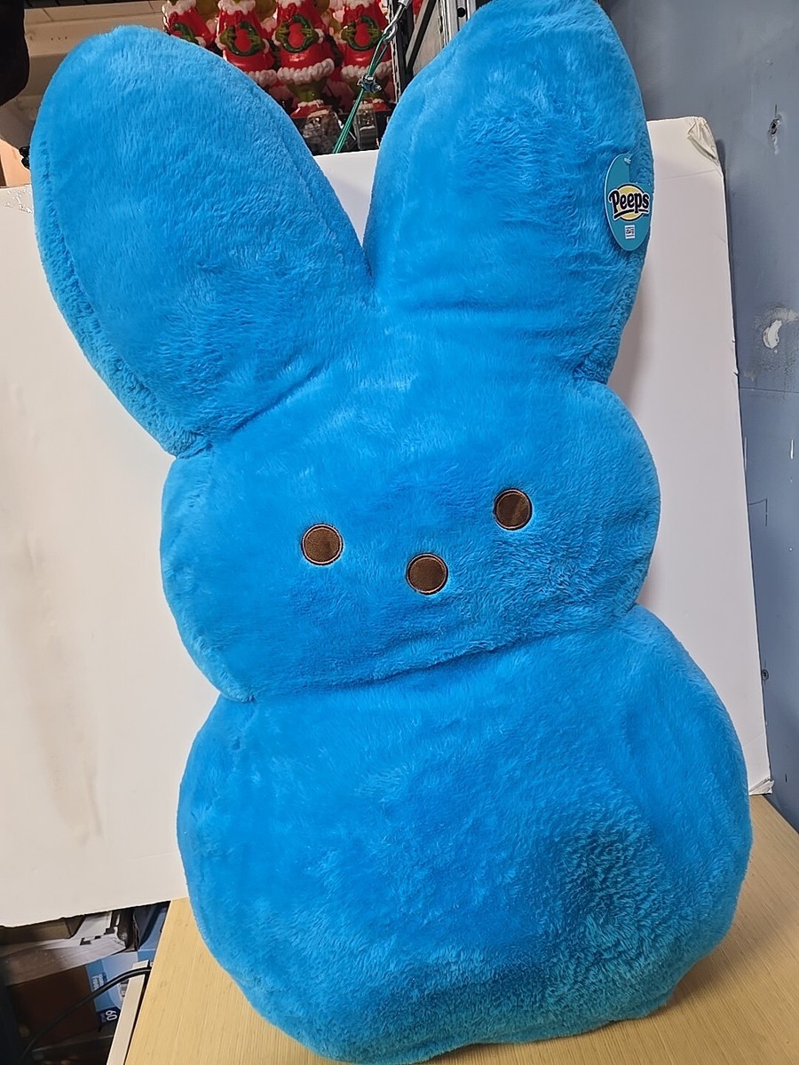 An application scenario or product detail of giant peep plush - Image 7