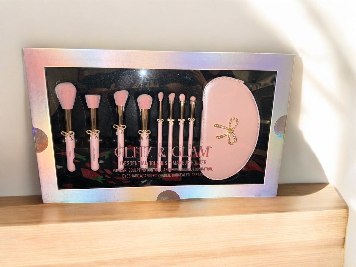 An application scenario or product detail of glitz and glam makeup brushes - Image 3