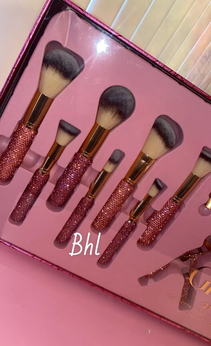 An application scenario or product detail of glitz and glam makeup brushes - Image 7
