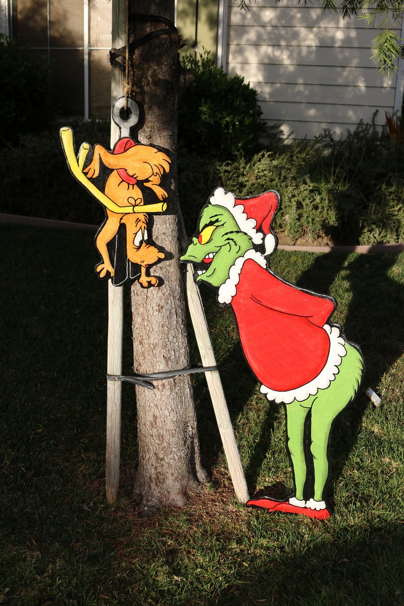 An application scenario or product detail of grinch outdoor decorations - Image 2