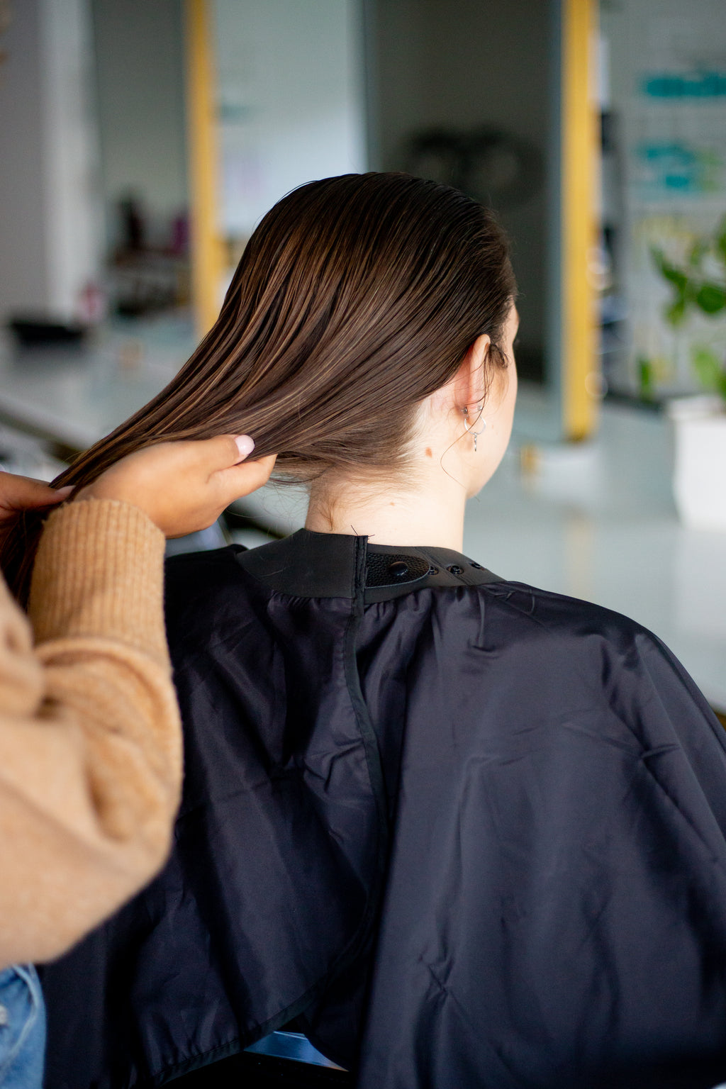 An application scenario or product detail of hairdressing cover - Image 7