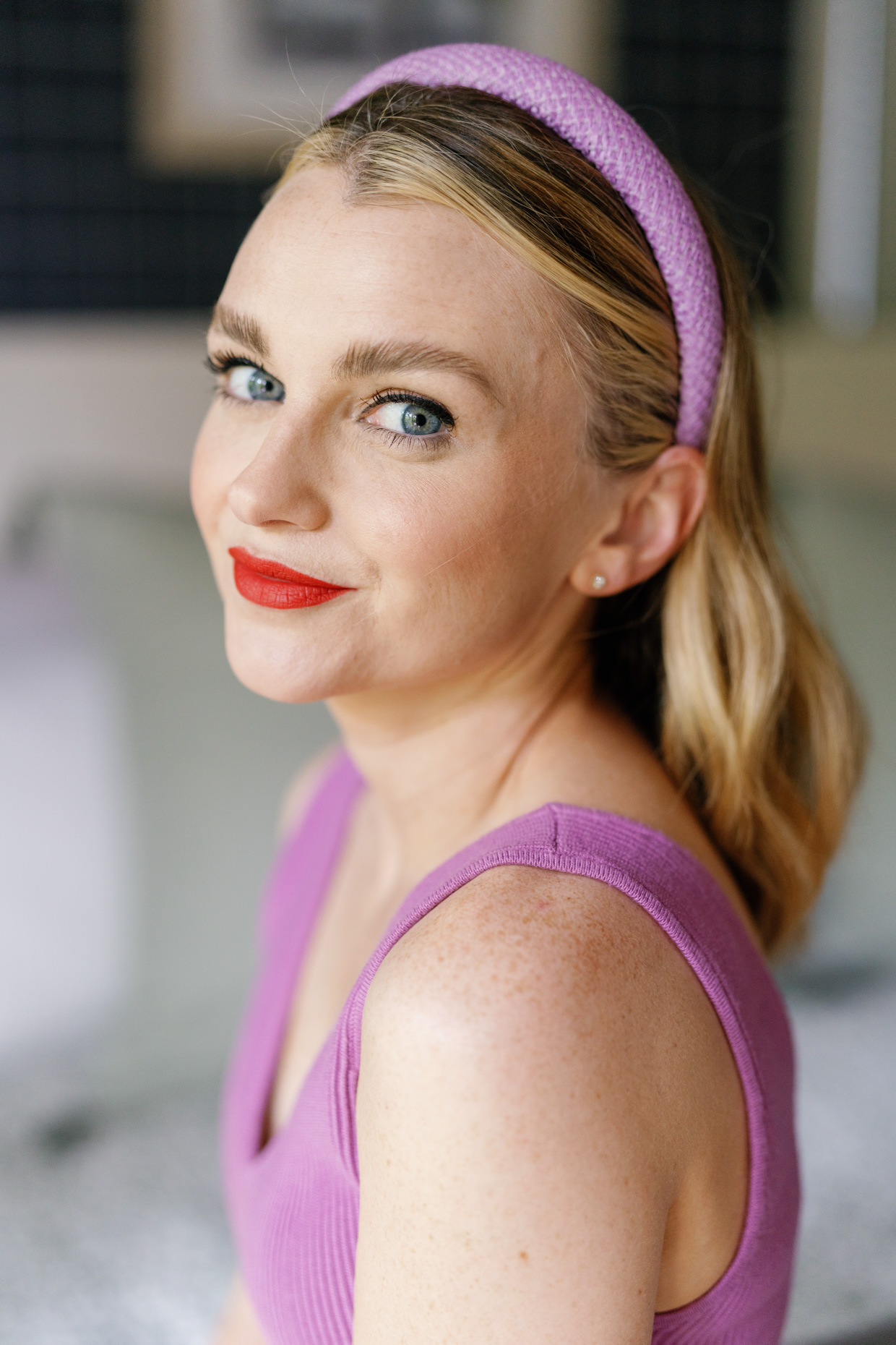 An application scenario or product detail of headbands for short hair - Image 1