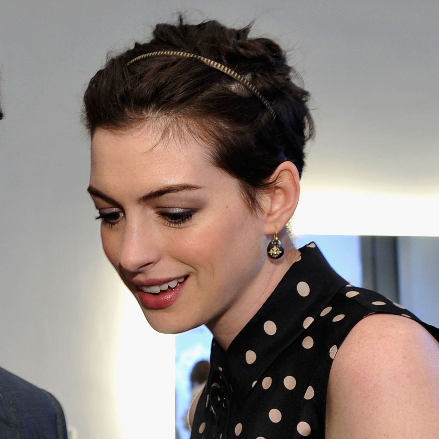 An application scenario or product detail of headbands for short hair - Image 14