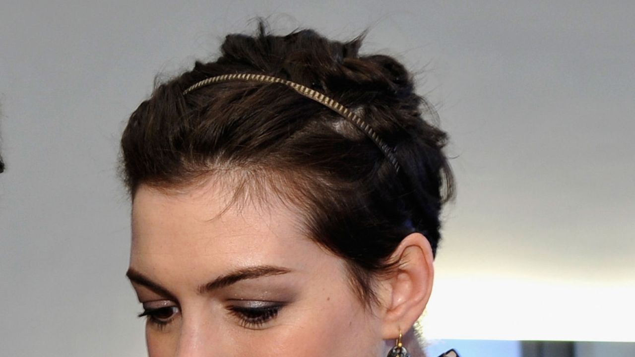An application scenario or product detail of headbands for short hair - Image 18