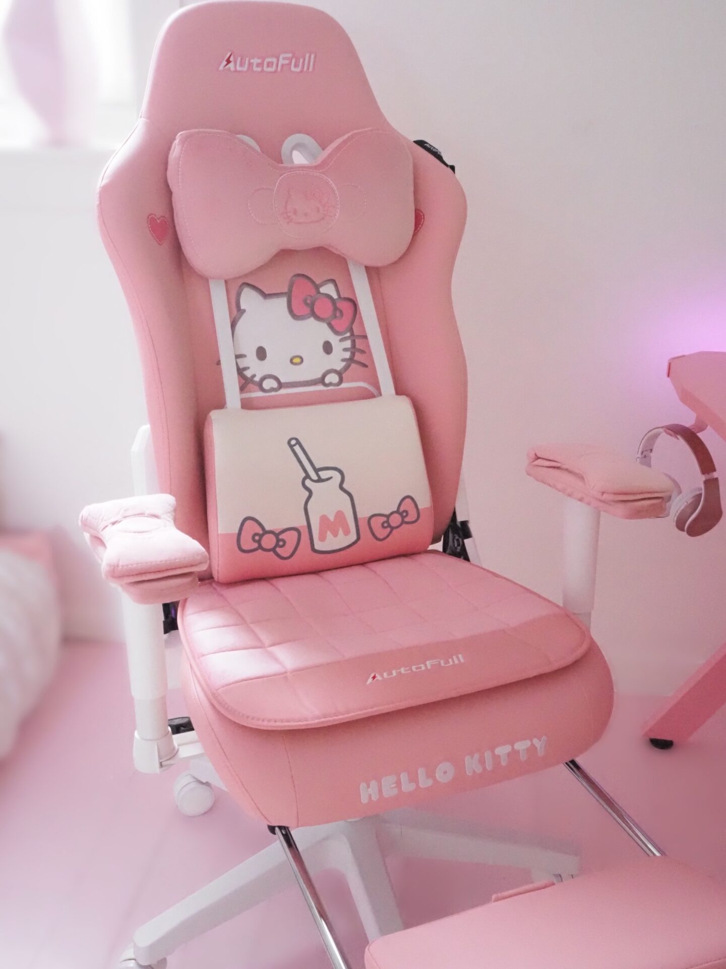An application scenario or product detail of hello kitty gaming chair - Image 1
