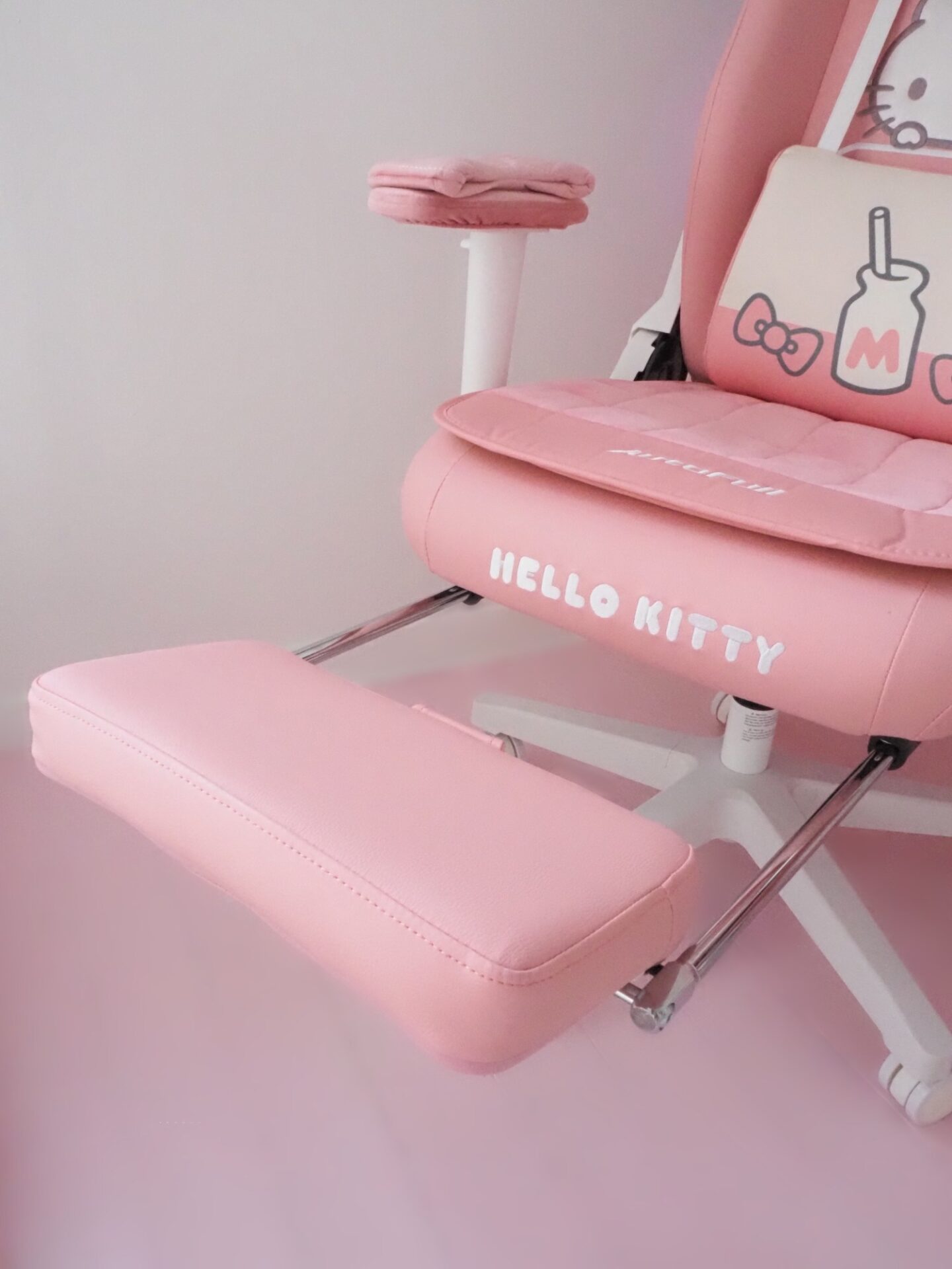 An application scenario or product detail of hello kitty gaming chair - Image 12