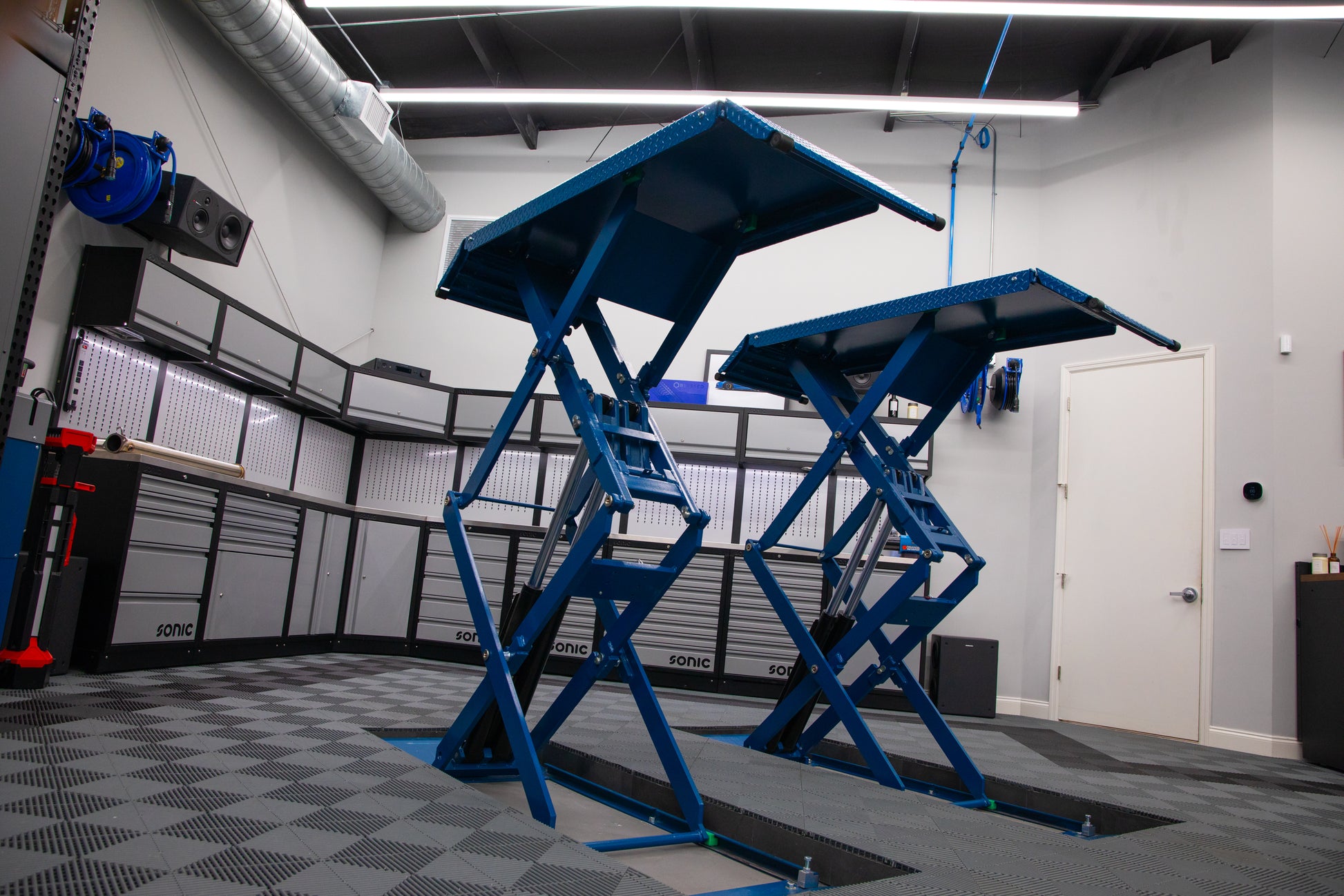 An application scenario or product detail of hydraulic lift garage - Image 10
