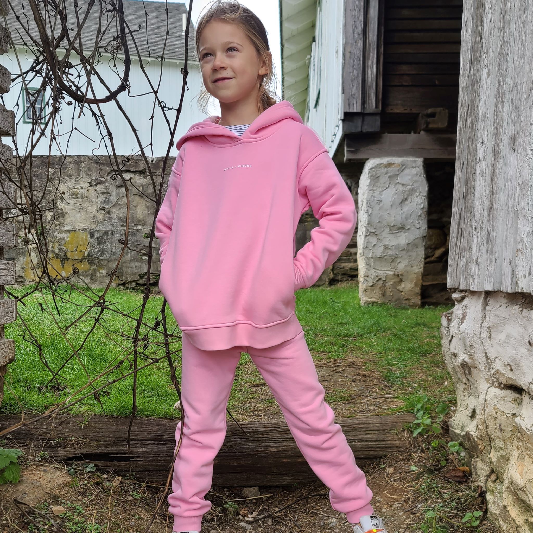 An application scenario or product detail of kids sweatsuits - Image 11
